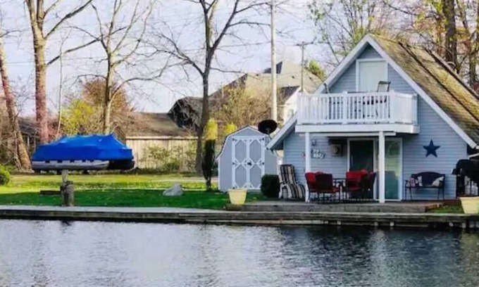 Englands Point Cottage | Adorable Gun Lake Cottage