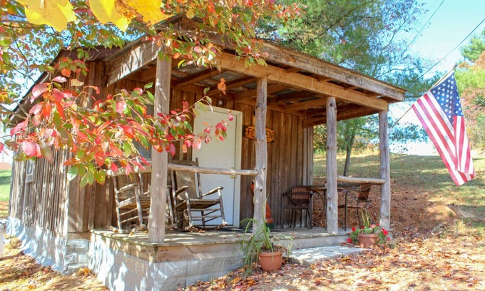Nelsonville Cabin | Adorable Hocking Hills Couples Cabin w/Hot Tub
