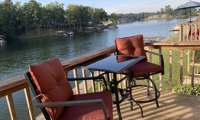 Mid America Condo | Adorable Lake Getaway