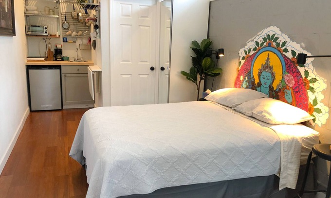 United Central Apartment | Adorable Modern Studio East - 10 minutes to the beach and 5 minutes to downtown