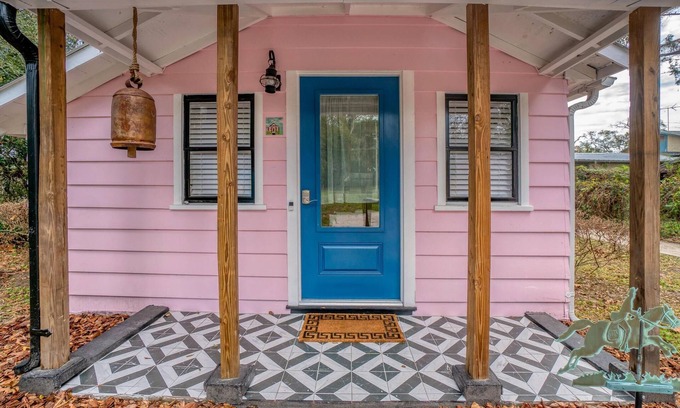 Mount Dora House | Adorable Private Tiny Home "The Pink House" in Downtown Mt. Dora! Pet Friendly