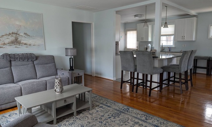 Gardens House | Adorable single family in the gardens.
