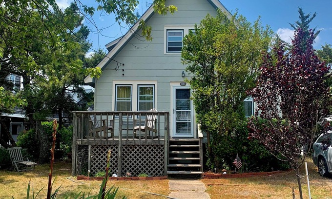 Barnegat Light House | Adorable Vintage Beach House for Family & Friends Ideal Location