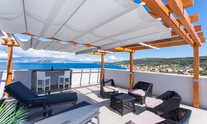 Slatine Apartment | Adriatic House Ap 3; top floor luxury new apartment in Slatine, near Trogir
