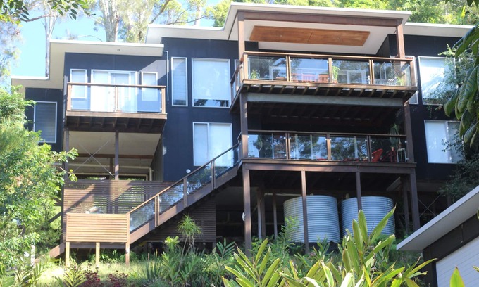Smiths Lake House | Adrift in the tree tops On the lake by the sea