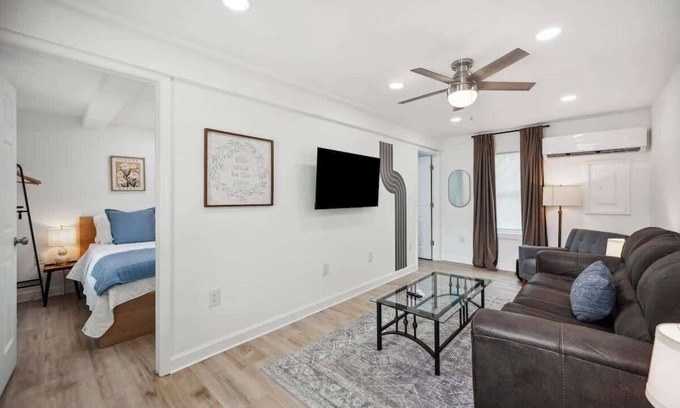 Lakeland House | Affordable 2BR/1BA up to 6 ppl
