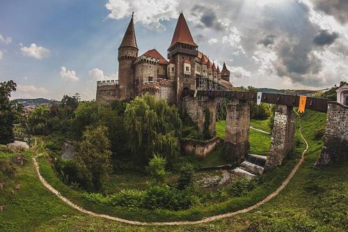 Hunedoara Apartment | Affordable apartment close to the castle