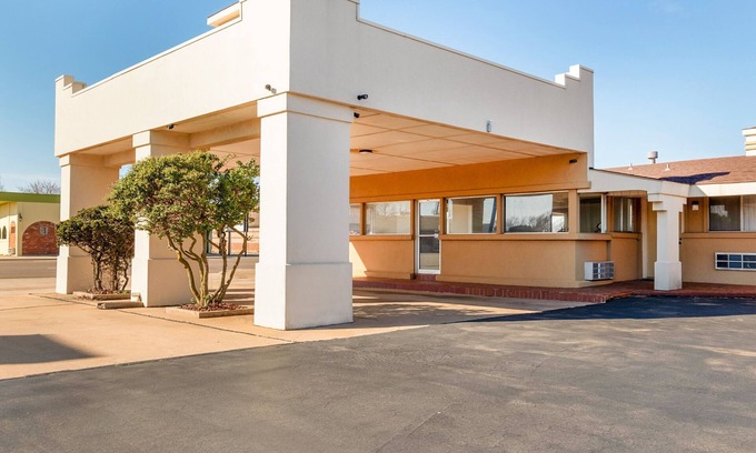 Elk City House | Affordable Choice! 3 Spacious Units, Free Parking, Close to Ackley Park