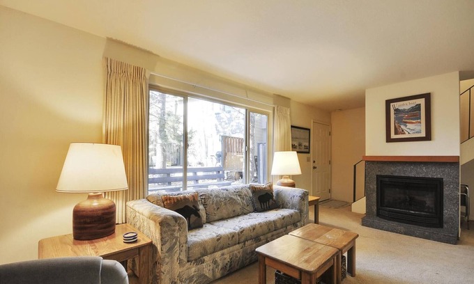 Lake Forest Condo | Affordable Condo- Shared Hoa Hot Tub- Walk to Lake