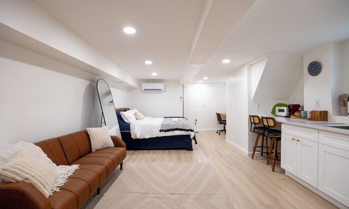 Edgewater House | Affordable NYC Luxury: Warm & Inviting Stay, Walk to Riverside Views