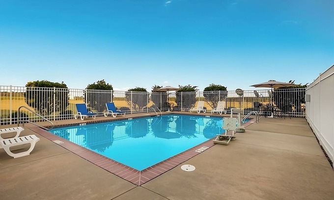 Saint Landry Hotel | Affordable Stay at Knights Inn Bunkie! 4 Units, Comes w/Free Bfast & Parking!
