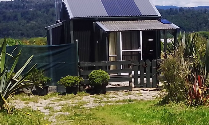 Totara Flat Cabin | Ahaura River valley views a short walk from Bach