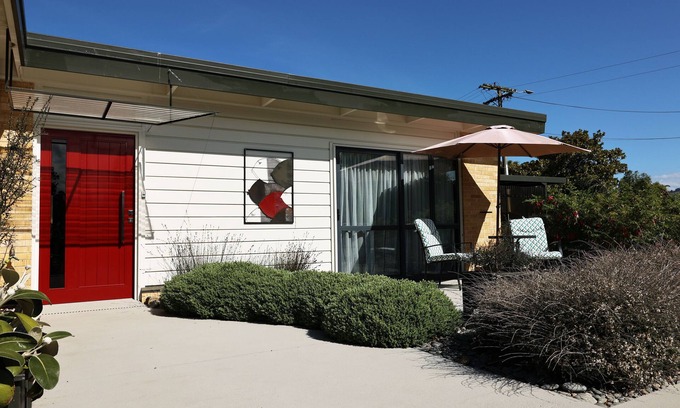 Waimate Apartment | AHAVA B&B Luxurious, private, wheelchair friendly apartment; breakfast included.