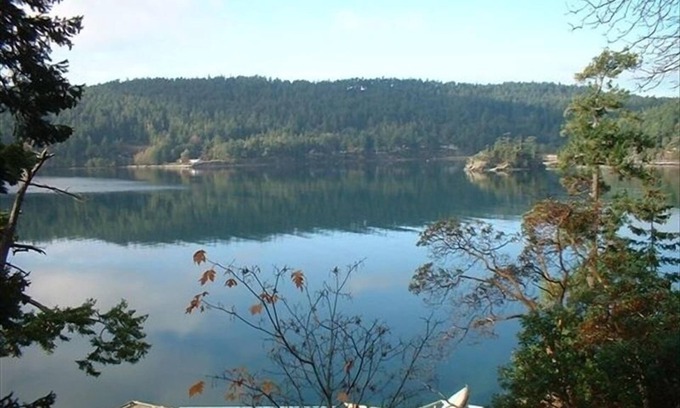 Pender Island Cottage | Ainslie Point Deluxe Waterfront Cottage with Beach and Dock Access