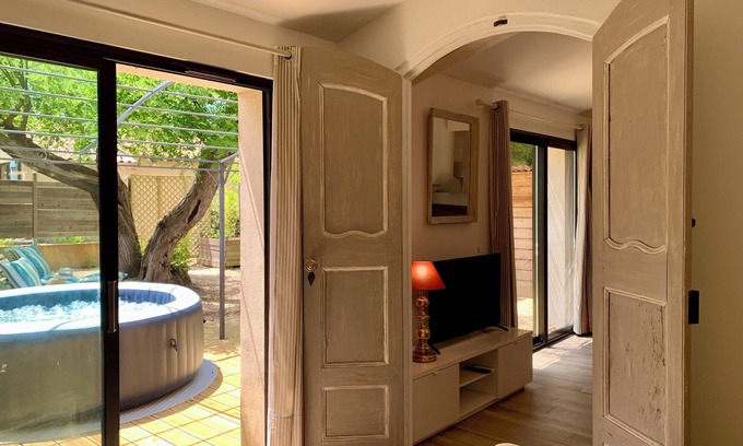 Ventabren Apartment | Air-conditioned flat garden & SPA + private parking countryside n calm, bright.