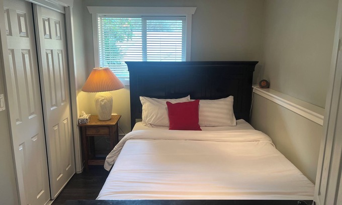 Sooke House | Air conditioned! Queen Suite Sleeps 1-4 guests with BBQ, Laundry, coffee, cream