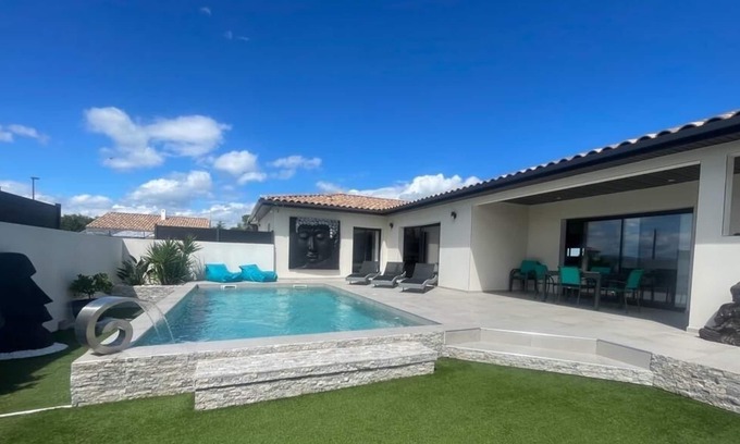 Aigremont Villa | Air-conditioned villa with pool and Cévennes view Discount from June 28 to July 12!