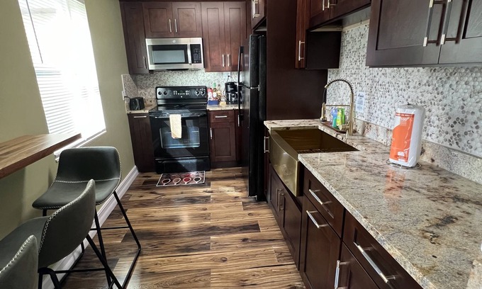 Westshore House | Airport landing at Amazing Grace FREE PARKING