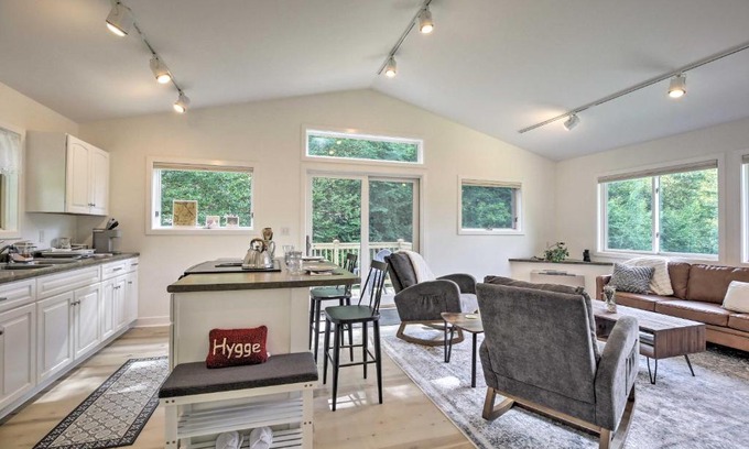 Jeffersonville Apartment | Airy and Bright Hideaway Near Smugglers Notch!