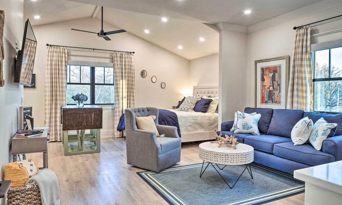 Downtown Apartment | Airy Bentonville Studio < 1 Mile to City Square!