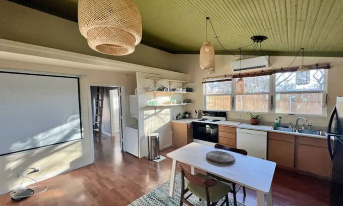 Highland House | Airy Guesthouse - Patio, W/D, Near Food/Shops, NEW