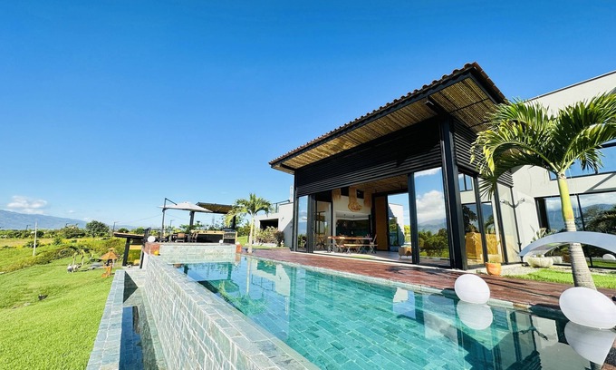 Armenia House | Akanachi Luxury Home - Piscina y Jacuzzi Privado en el eje Cafetero Colombiano