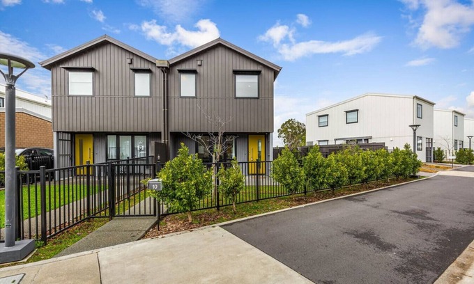 Mangere House | AKL A/Port 6 km, free car park, spacious & Bright