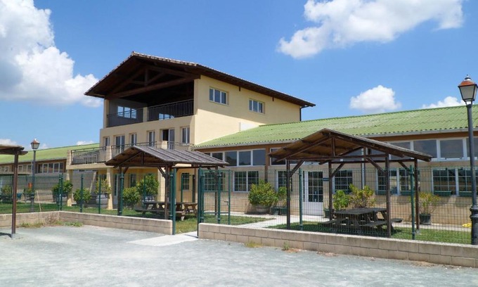 Puente La Reina Hostel | Albergue De Peregrinos Santiago Apostol