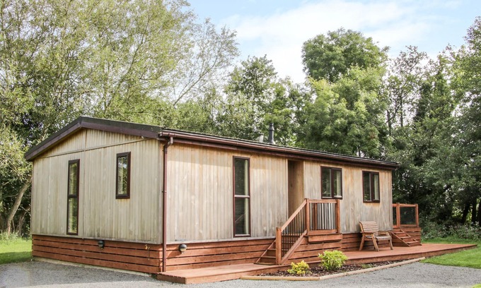 Hopton Castle House | ALDER RIVER LODGE, family friendly, with hot tub in Clun