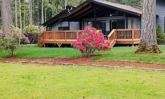 Union House | Alderbrook 2 Bedroom Golf Course Home w/View & Hot Tub