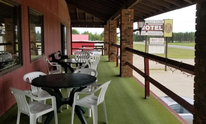 Park River Hotel | Alexander House Motel