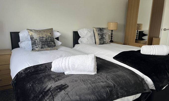 Glenrothes House | Alexander Road - sleeps 5 guests in 3 bedrooms