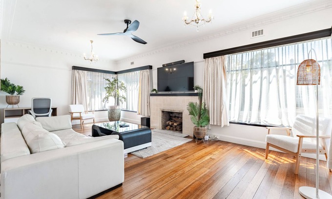 Lake Wendouree House | Alfred's Lakeside | 3 Bed Retreat At Top Location!