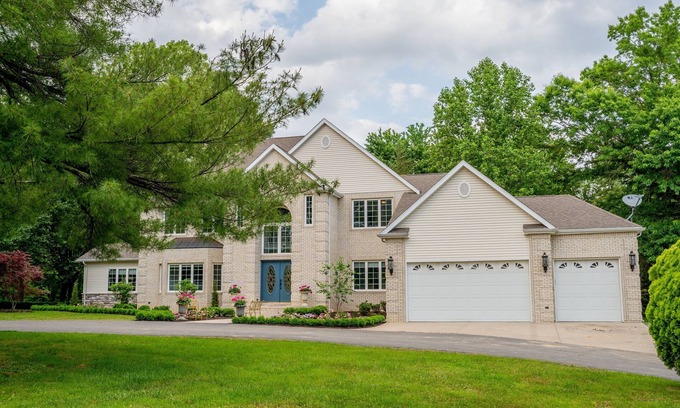 Carbondale House | All Pine Manor Estates Properties Available for Thanksgiving!