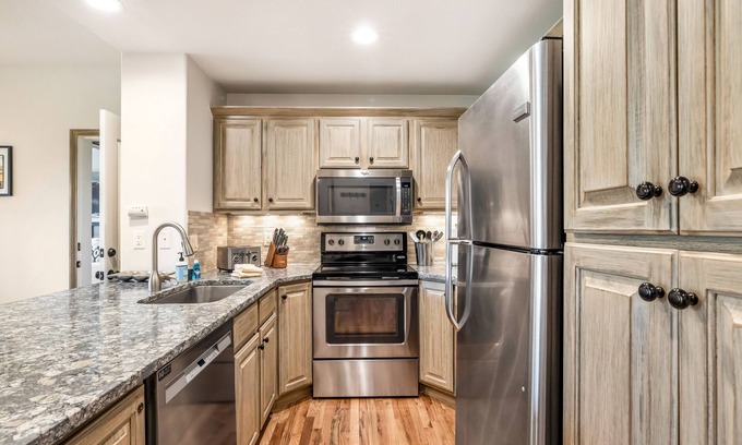 Edwards Condo | All-season condo near ski lifts & golf course with fireplace, pool, & hot tub