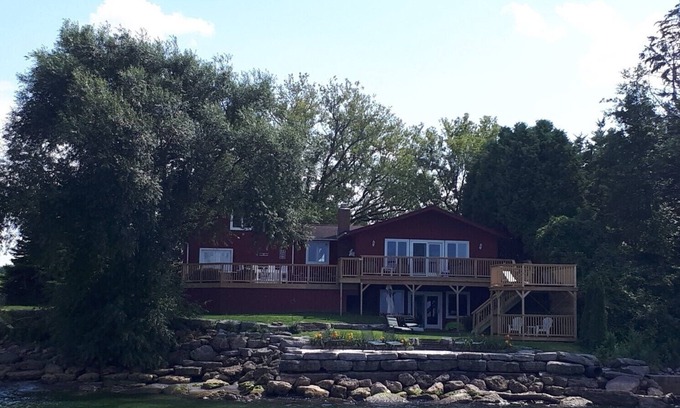 Fancher House | ALL SEASON dream LAKEHOUSE on LAKE ONTARIO NY- HOTTUB-GAMESROOM-PET FRIENDLY