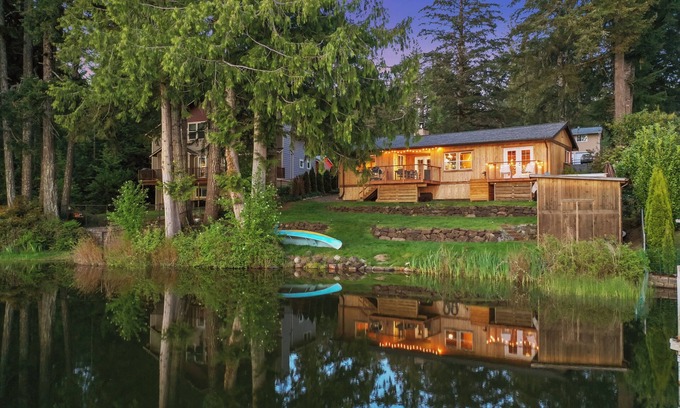 Belfair Cabin | All-seasons lakefront cabin near Hood Canal - hot tub, fire pit, kayak + canoe