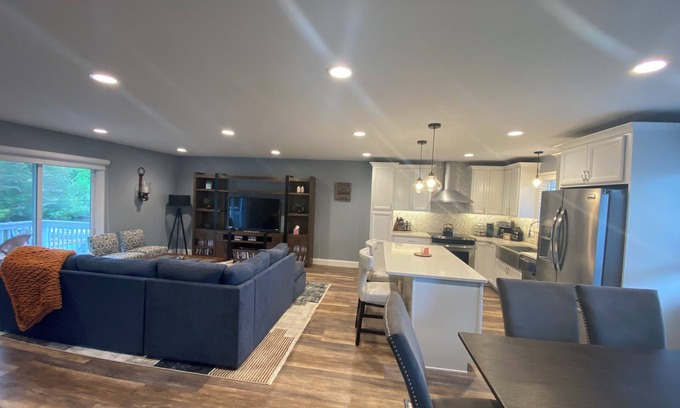 Fenton House | All-Sports Lake House. Relax, BBQ, Dock, Deck and Boat Rental
