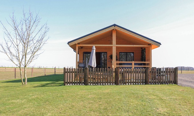 Welby Cottage | ALPACA LODGE, family friendly, with hot tub in Barkston