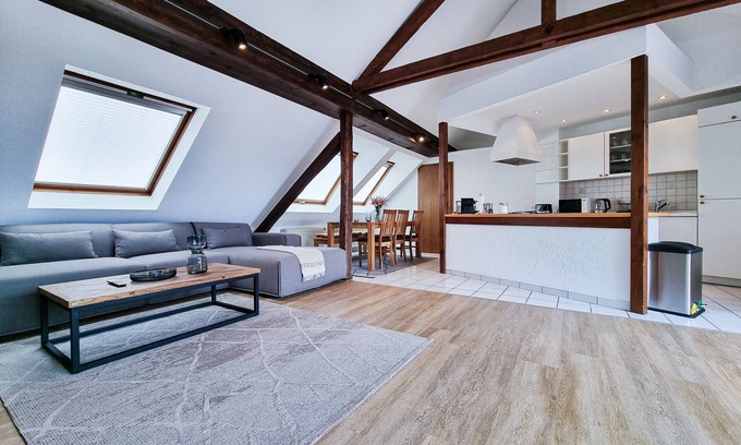 Ostviertel Apartment | Alpha Apartments: Dachstudio - Stil & Eleganz, 2BR