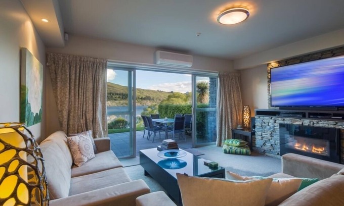 Queenstown House | Alpine Village Lakefront Apartment