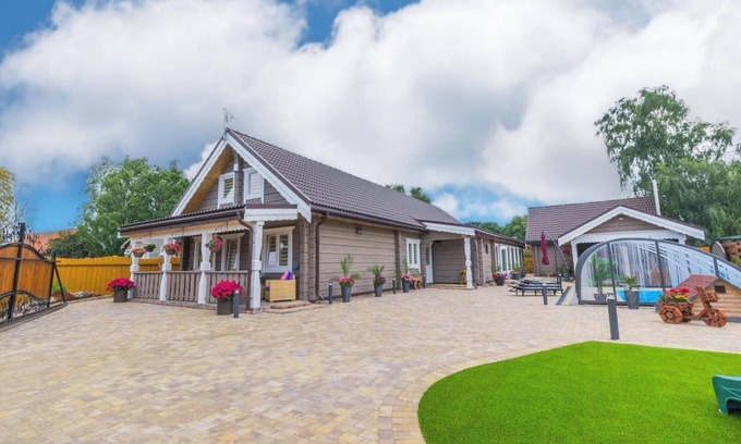 Pentney Villa | Amazing 14 berth villa with private pool at Pentney Lakes in Norfolk ref 34079A