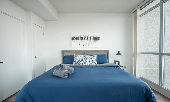 Niagara Condo | Amazing 1BR Condo - Stunning View - Parking!