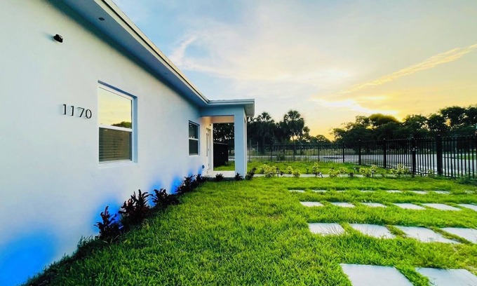 Golden Glades House | Amazing 2-bedroom House in Miami w/pingpong table & BBQ grill