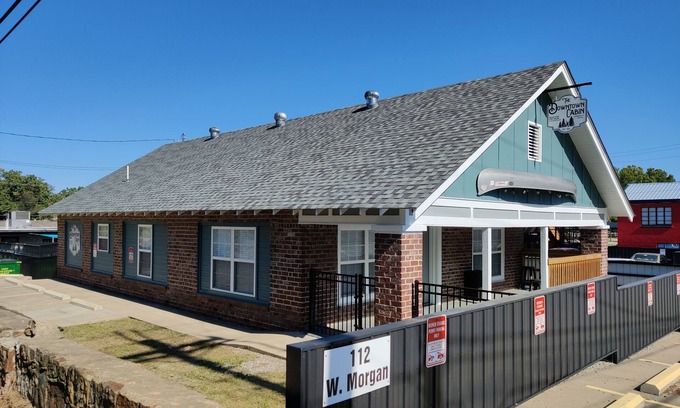 Tahlequah House | Amazing 3 Bed 2 Bath Downtown Cabin! Huge Fenced Patio, Walkable, Wifi + n