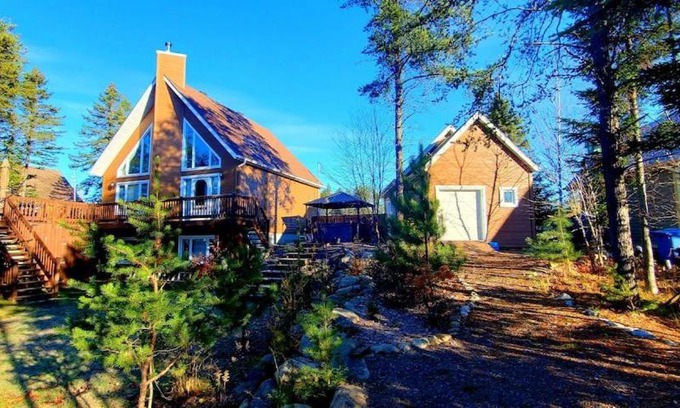 Saint Come House | Amazing 3-bedroom entire Chalet-Sauna+lakeview+Spa+BBQ(Best place to relax)