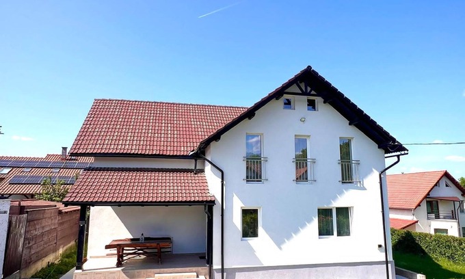 Ucea de Jos Villa | Amazing 4-bedroom villa in Victoria