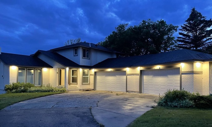 Chestermere House | Amazing 5 Bedroom House on the Lake 20 minutes from downtown Calgary.