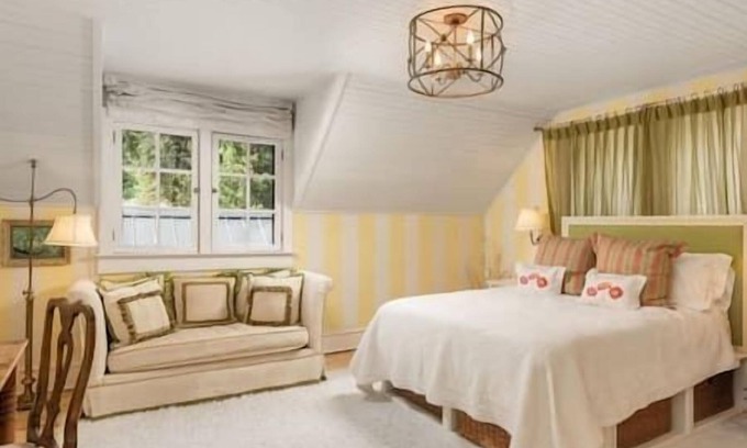 West End House | Amazing 6 Bedroom Home, West End, Hot Tub, Patio!