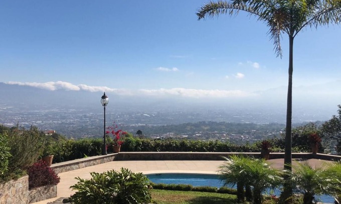 San Antonio House | Amazing City Views Guest house in Escazú